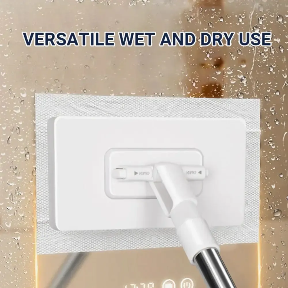 Nettoyage d'un plafond avec la vadrouille à manche long