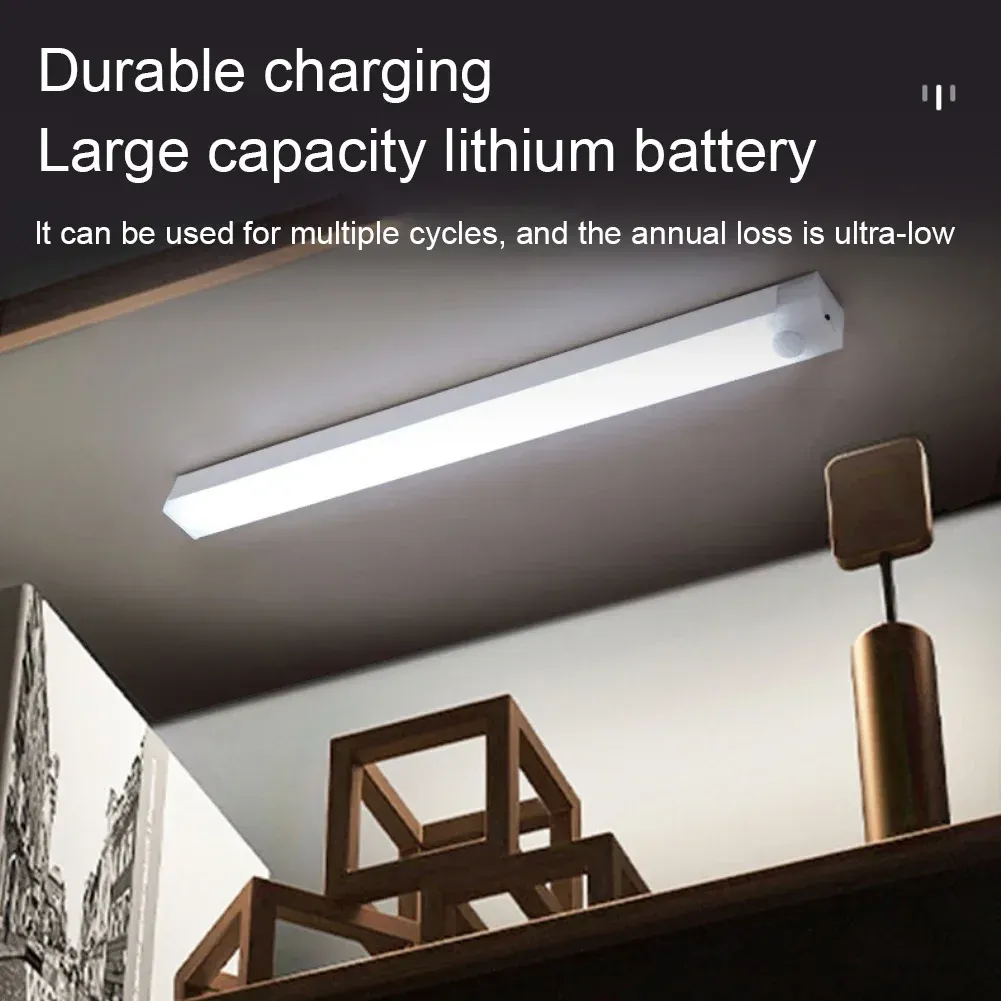 Barre lumineuse LED intégrée dans une armoire