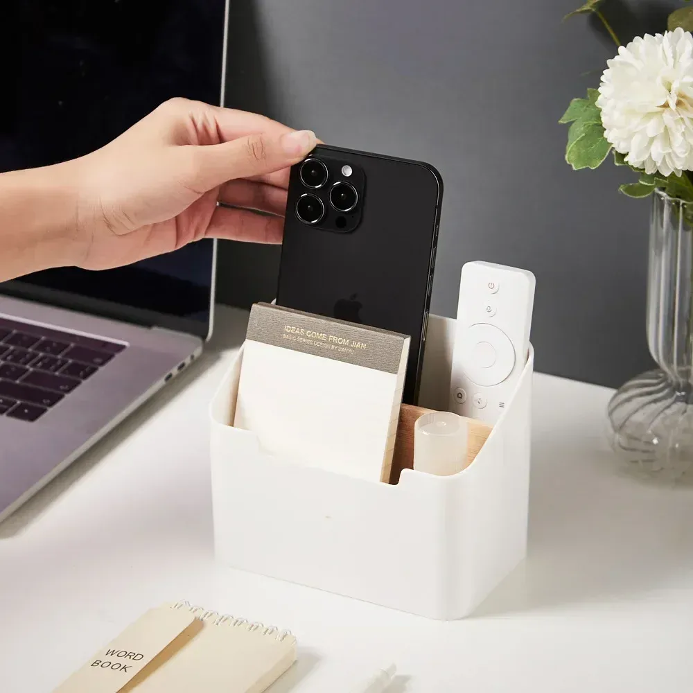 Organisateur de télécommande dans une chambre à coucher