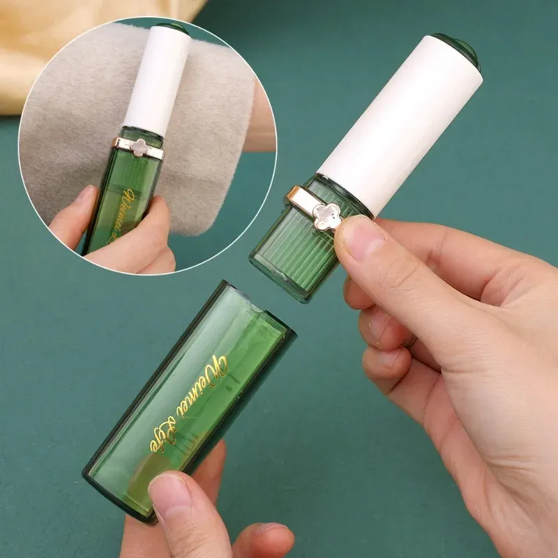 Mini rouleau anti-peluches jetable à déchirer, portable, idéal pour le voyage, avec feuilles adhésives et outil de nettoyage anti-poussière 2