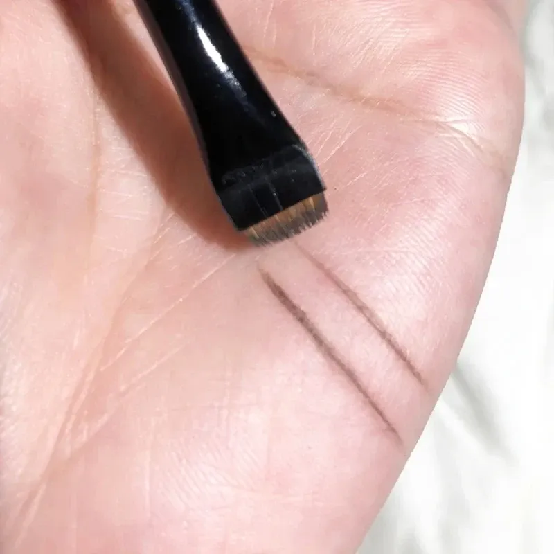 Pinceaux de maquillage pour un eye-liner précis