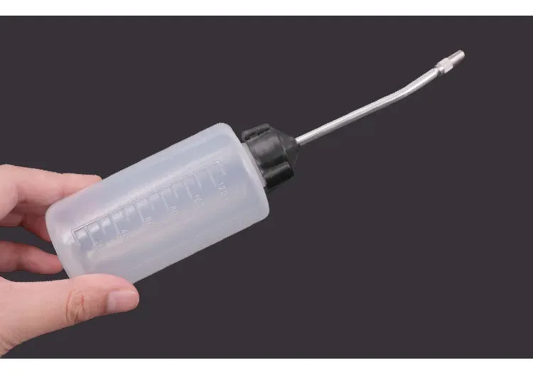 Bouteille d'huile pour machine à coudre en situation