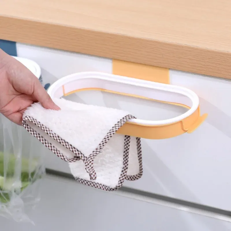 Détail de l'anneau de pression maintenant le sac poubelle en place