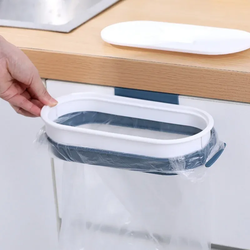 Support de sac poubelle suspendu installé sur la porte d'une armoire de cuisine