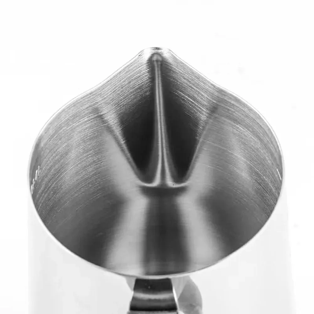 Pichet à mousse de lait, en utilisation