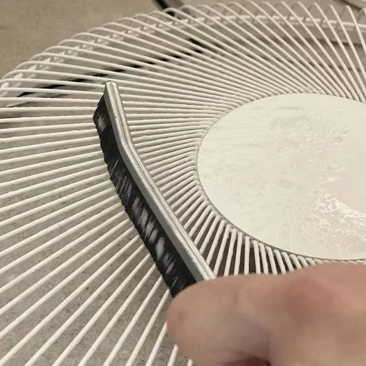 Brosse de nettoyage en cuisine, détail des poils