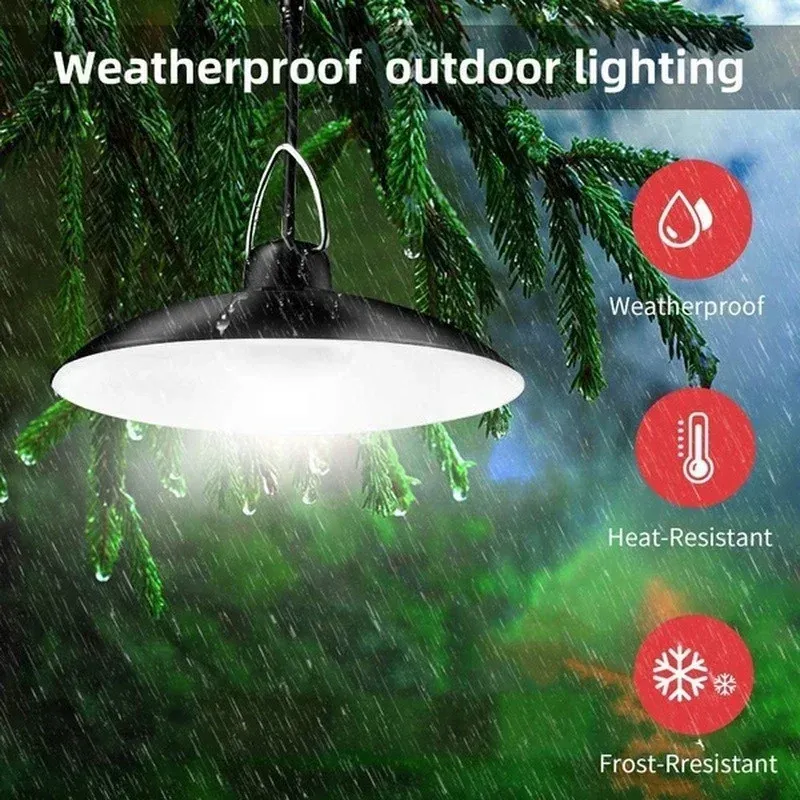 Lustre solaire installé dans un jardin le soir