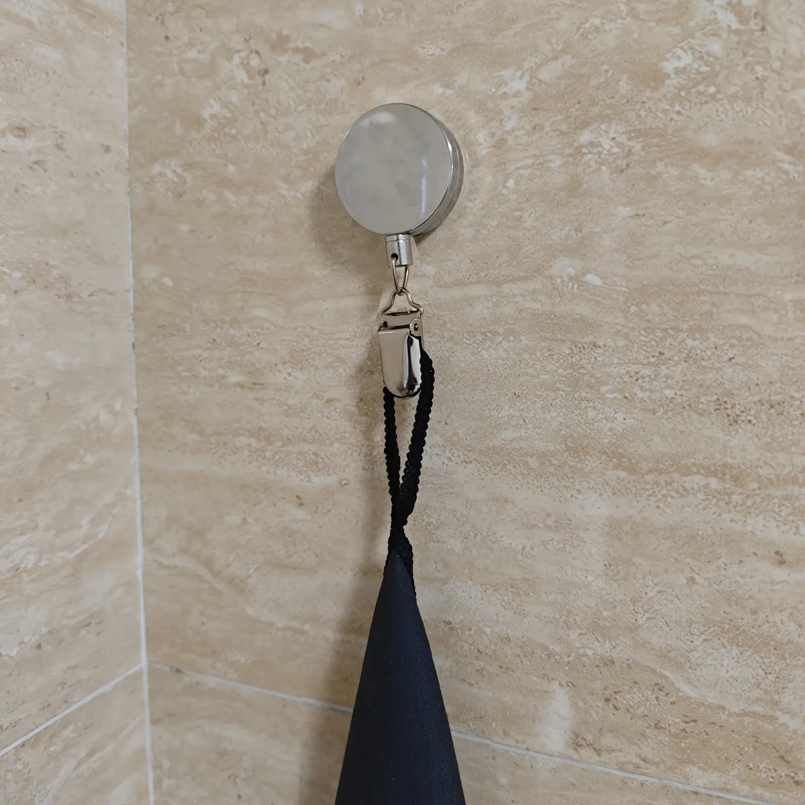 Détail de la finition du porte-serviettes