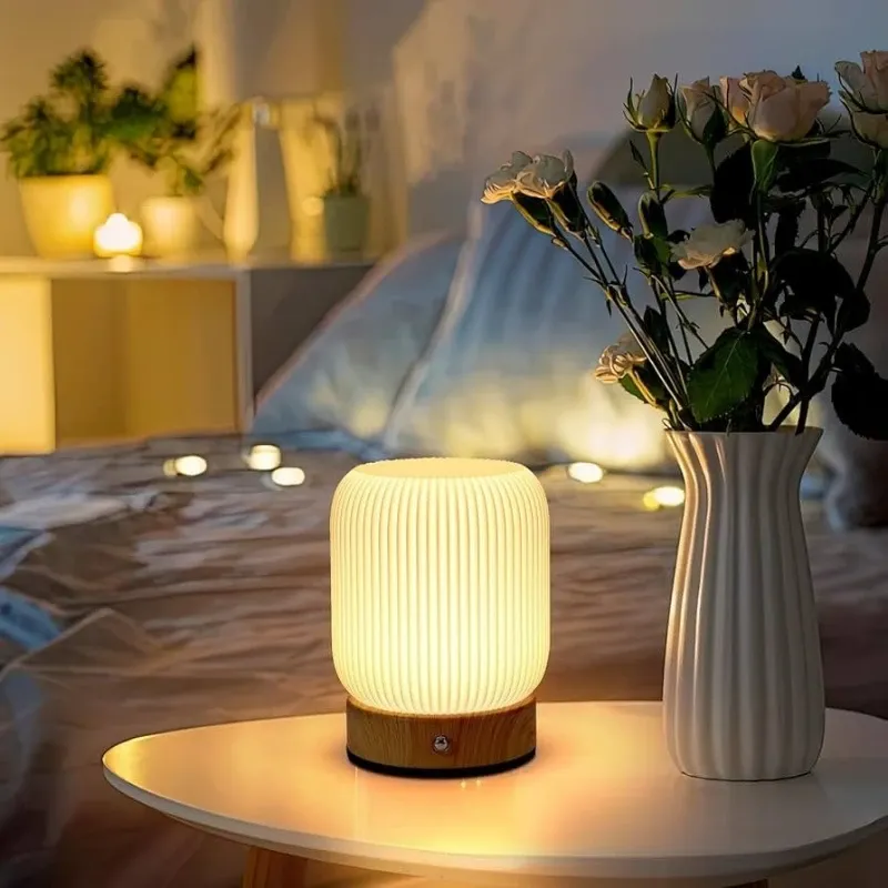 Lampe de bureau sur un espace de travail