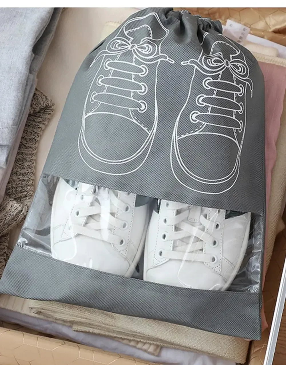 Sac de rangement pour chaussures en contexte de placard