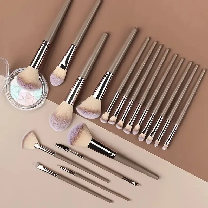 Outils de maquillage pour fond de teint et blush