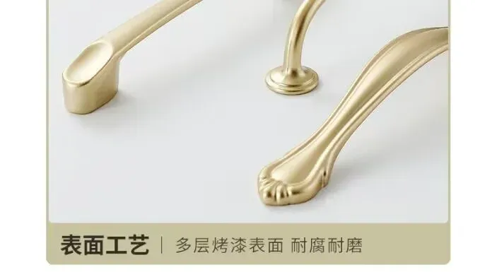 Bouton de porte doré en situation dans une cuisine