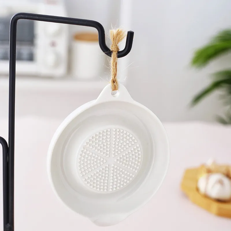 Broyeur à ail en céramique blanc, mise en scène lifestyle