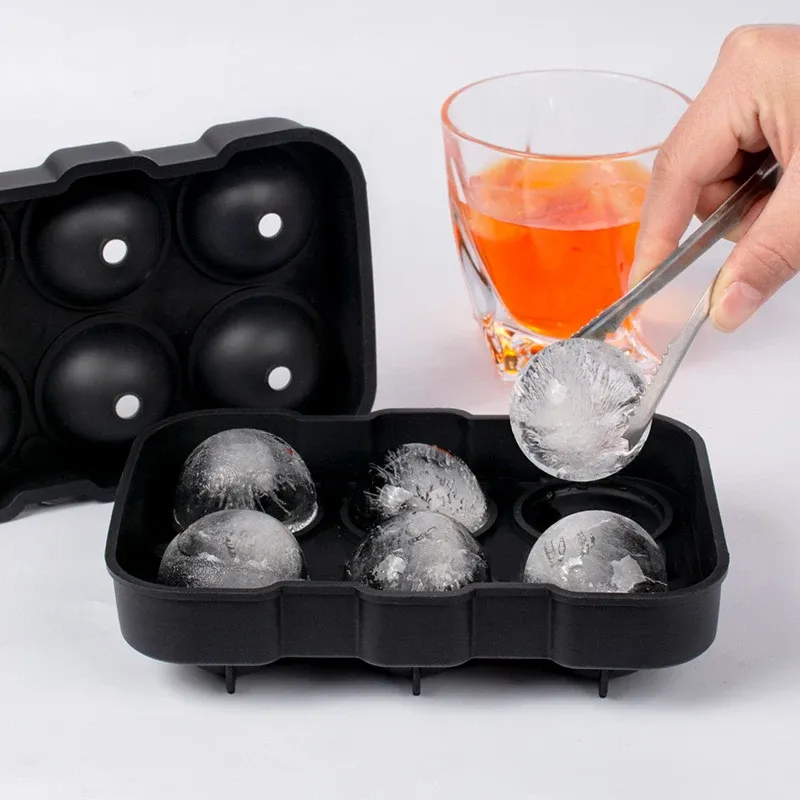 Glaçons créatifs dans un verre de cocktail