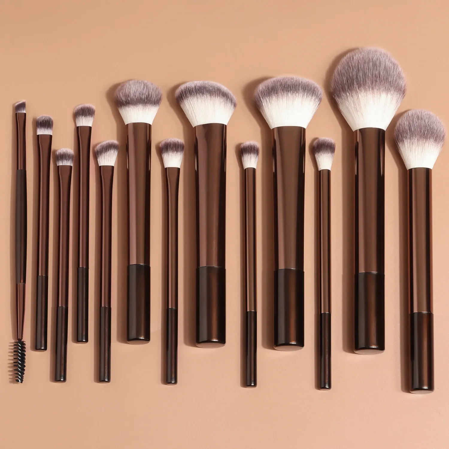 Ensemble de pinceaux de maquillage présenté dans son ensemble