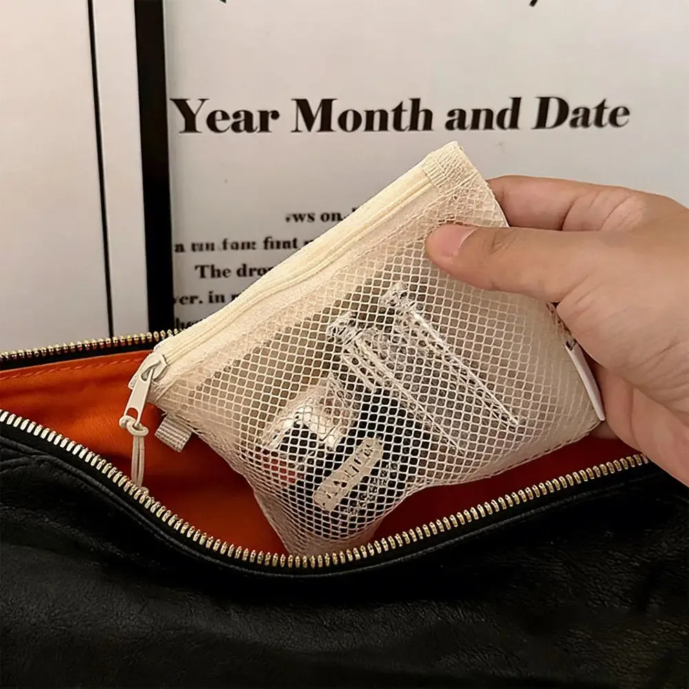 Pochette de rangement tenue à la main