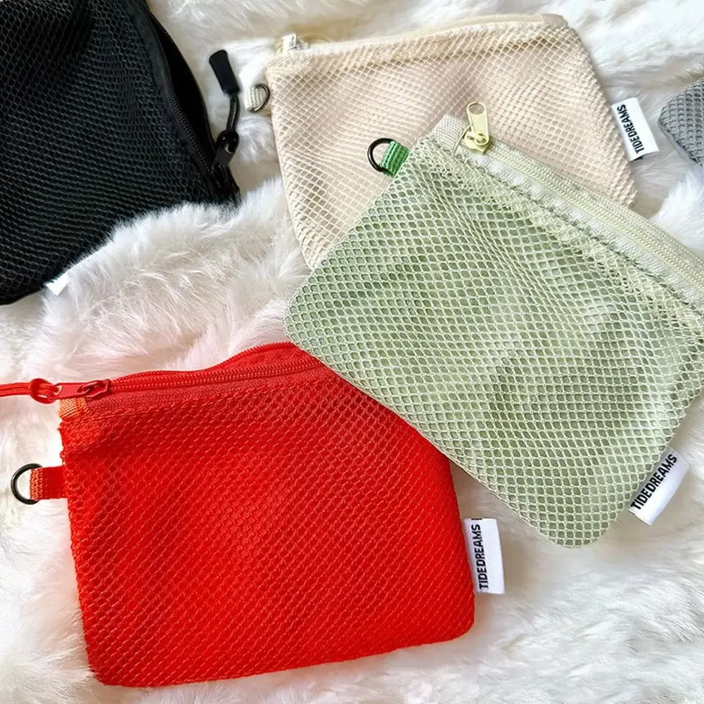 Accessoires électroniques rangés dans la pochette