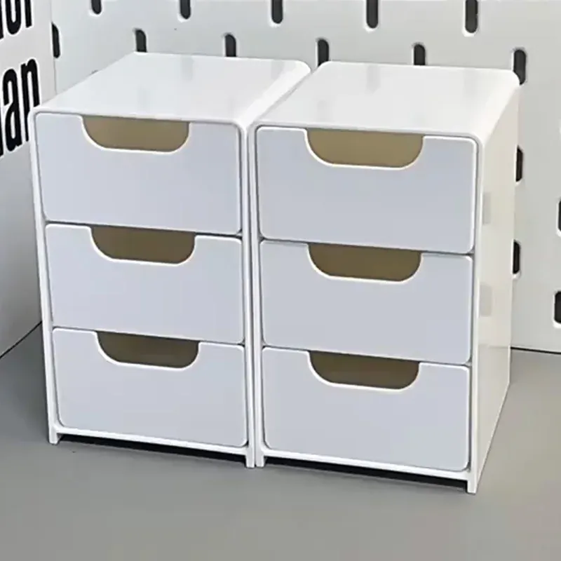 Organisation de bijoux et accessoires dans la boîte de rangement