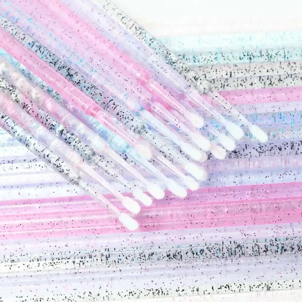 Micro-brosses pour une retouche maquillage précise