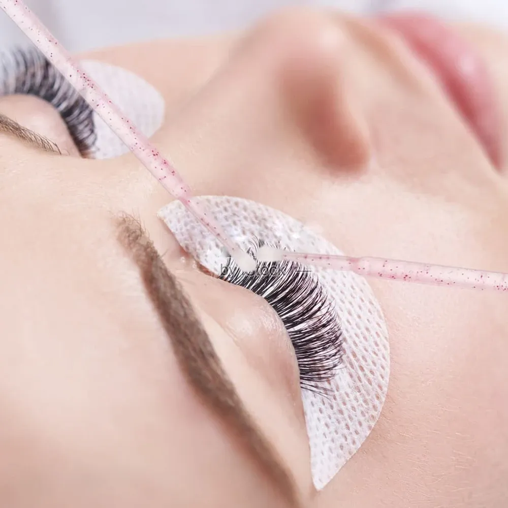 Micro-brosses de nettoyage pour cils, mise en situation