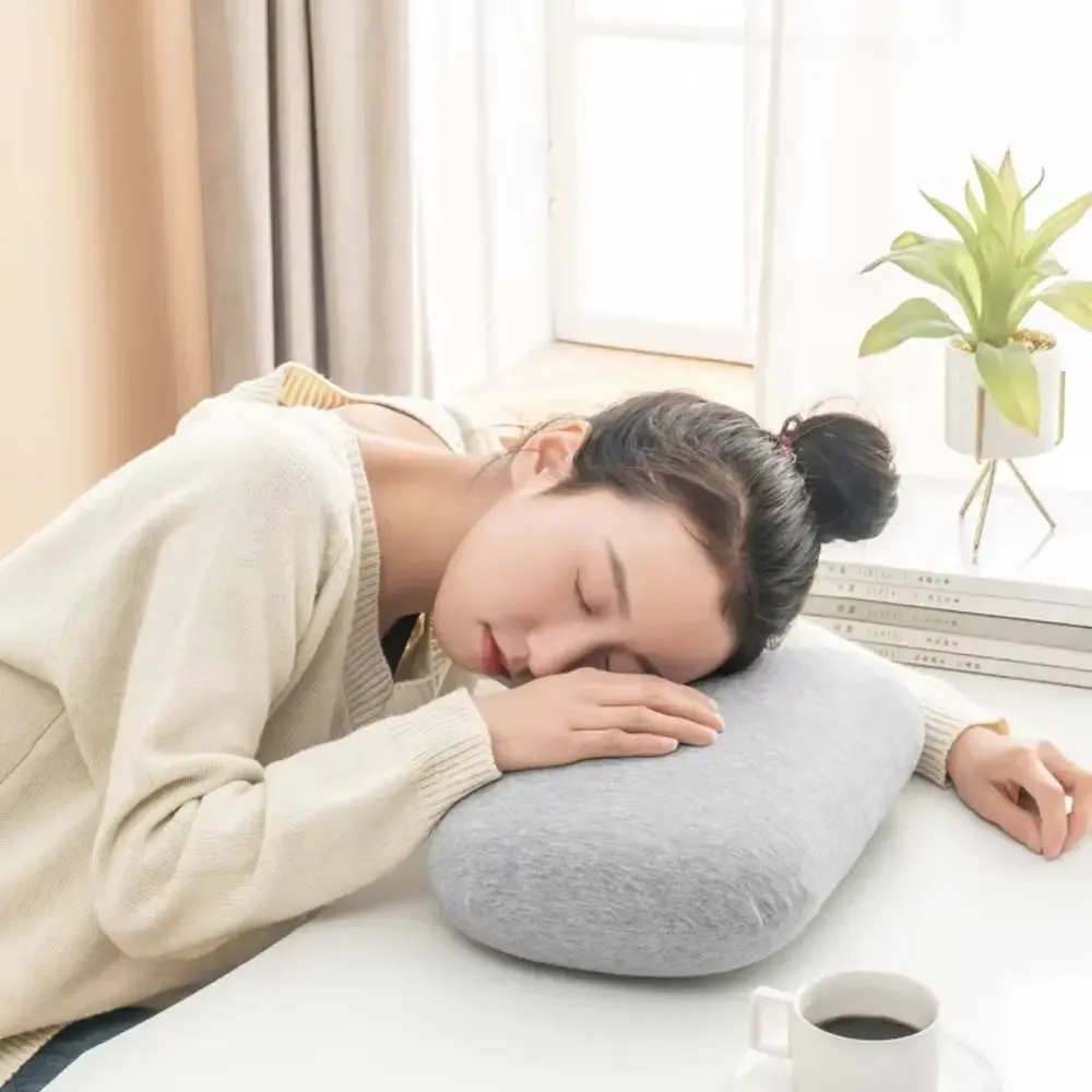 Oreiller de sieste Macaron, au bureau