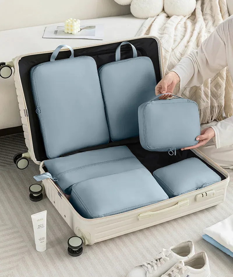 Rangement d'accessoires dans les cubes de voyage