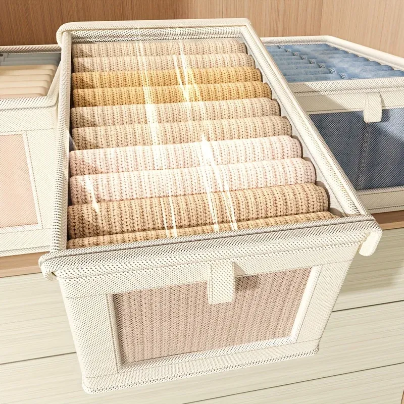 Boîte de rangement en toile avec vêtements pliés