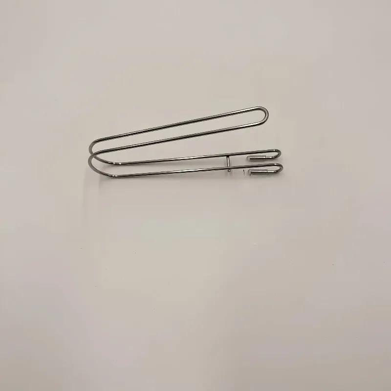 Organisation de salle de bain avec étagère suspendue