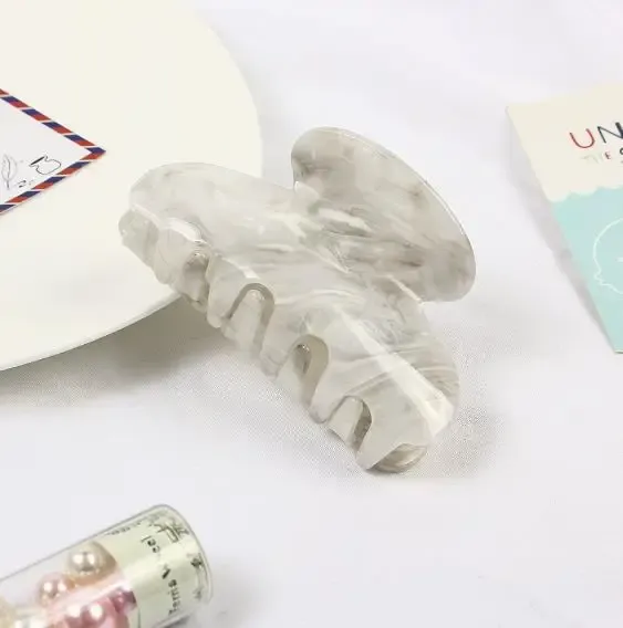 Pince crabe en acrylique à motif marbré et rayures 16