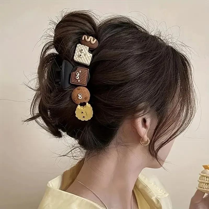 Coiffure élégante réalisée avec les pinces