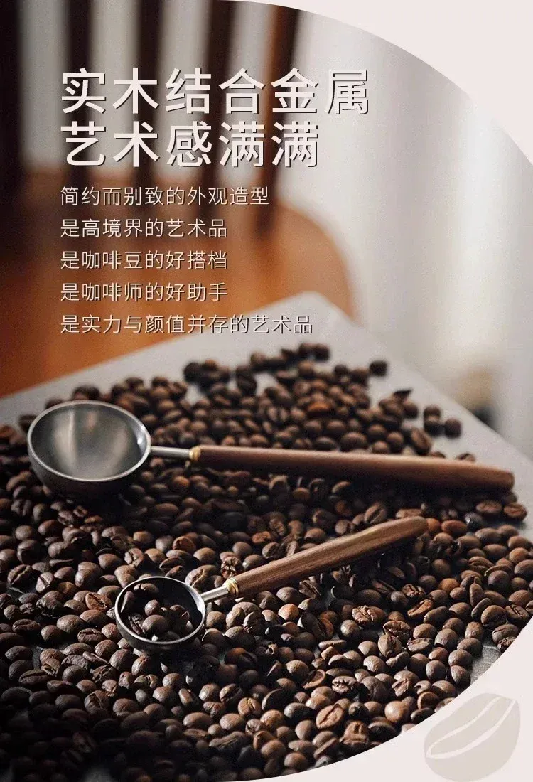 Cuillère à café en situation sur une table de café