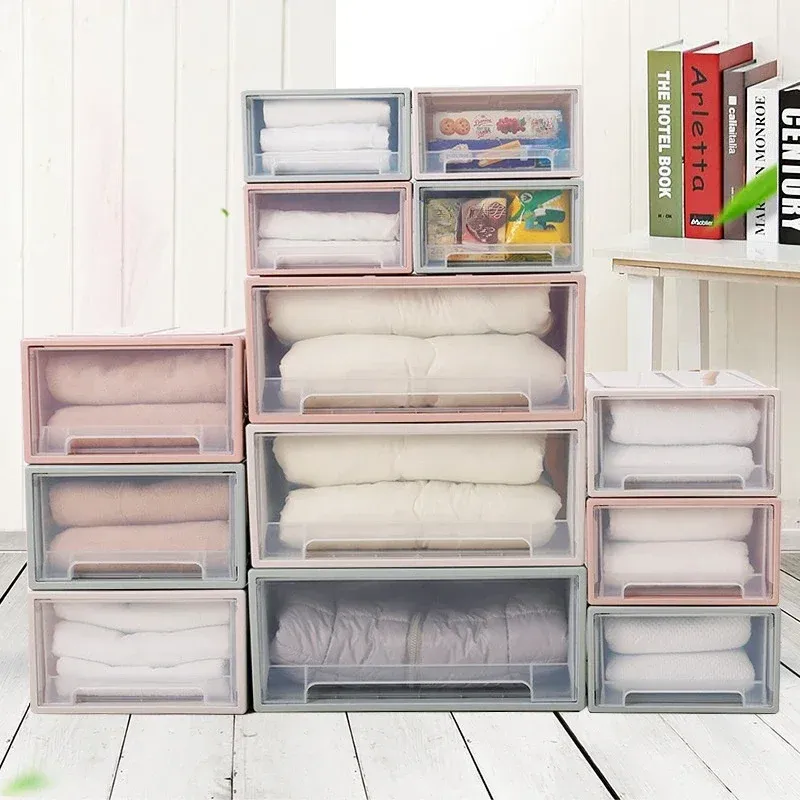 Rangement de vêtements dans une armoire