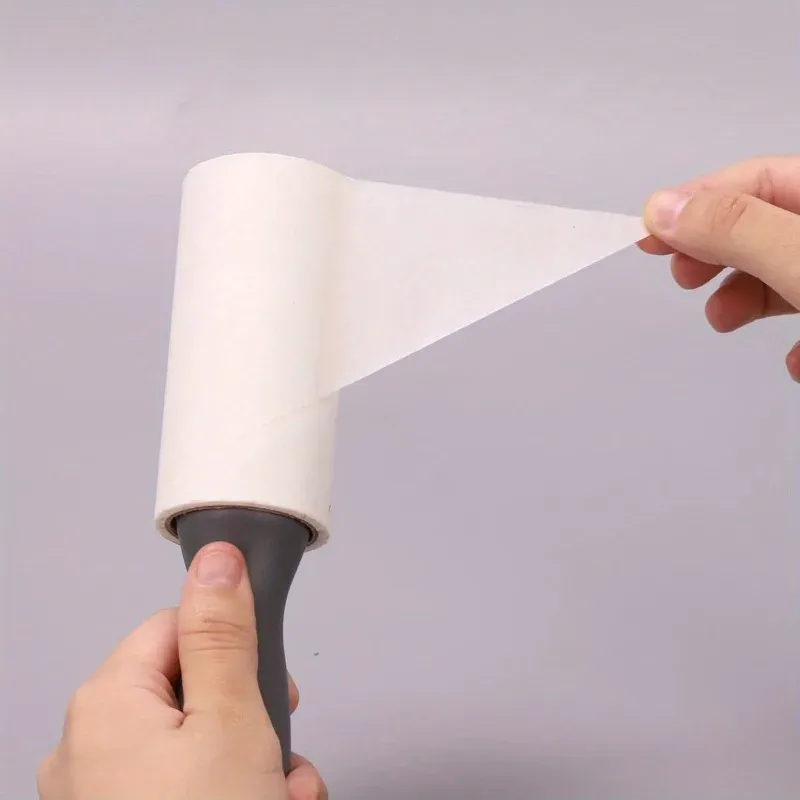 Rouleau anti-peluches en utilisation sur un vêtement