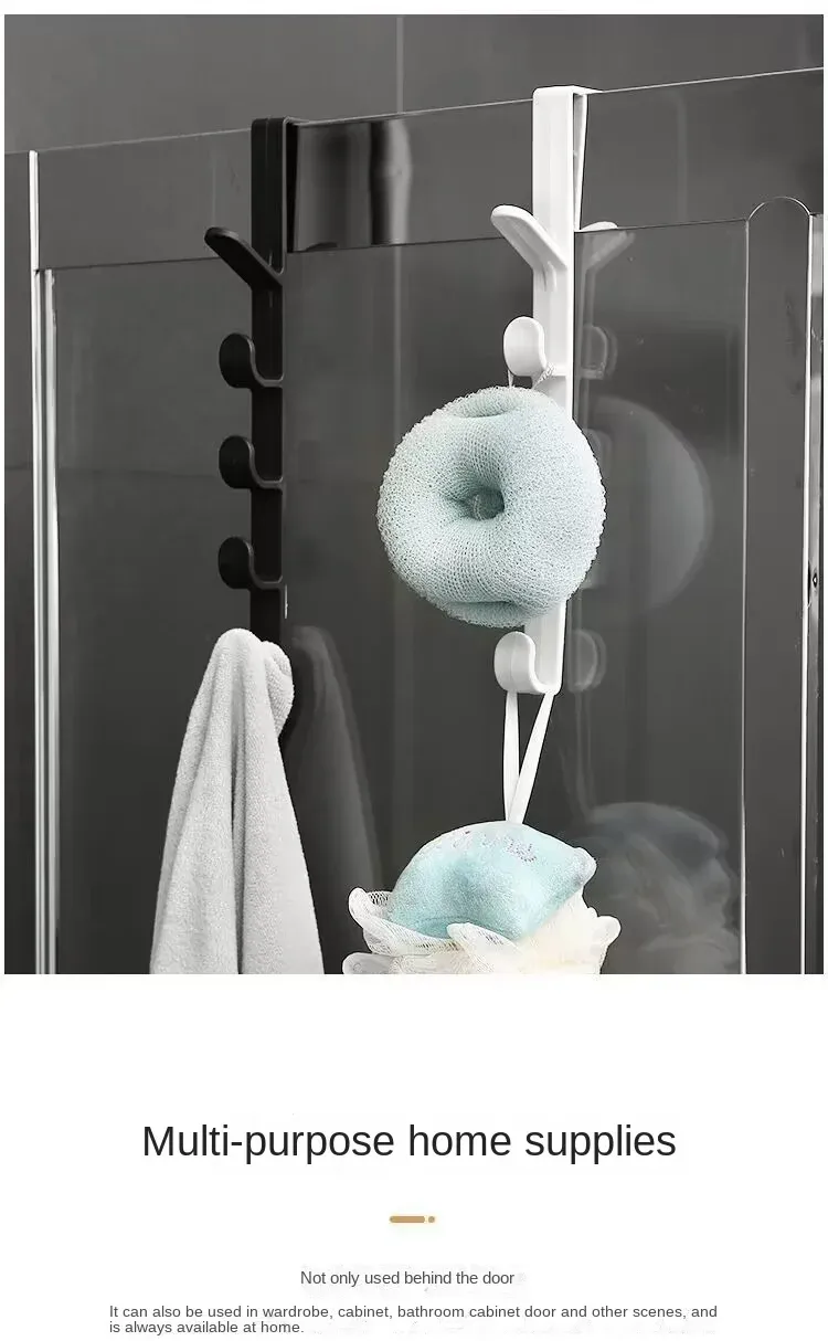 Accessoires suspendus derrière une porte