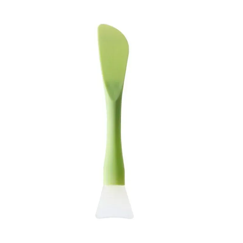 Brosse à masque facial en silicone, en situation d'utilisation