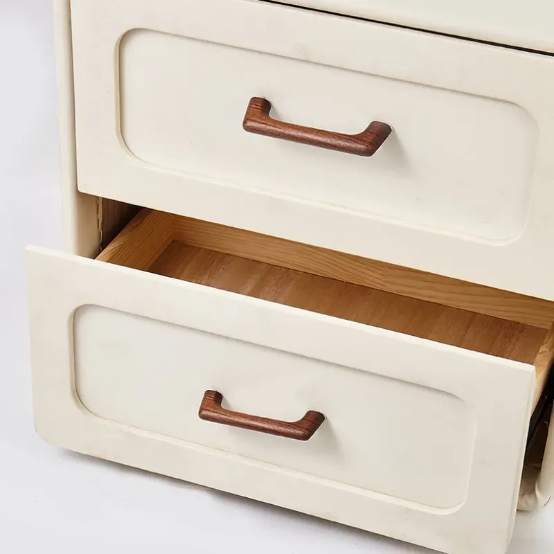 Poignée en bois installée sur un meuble