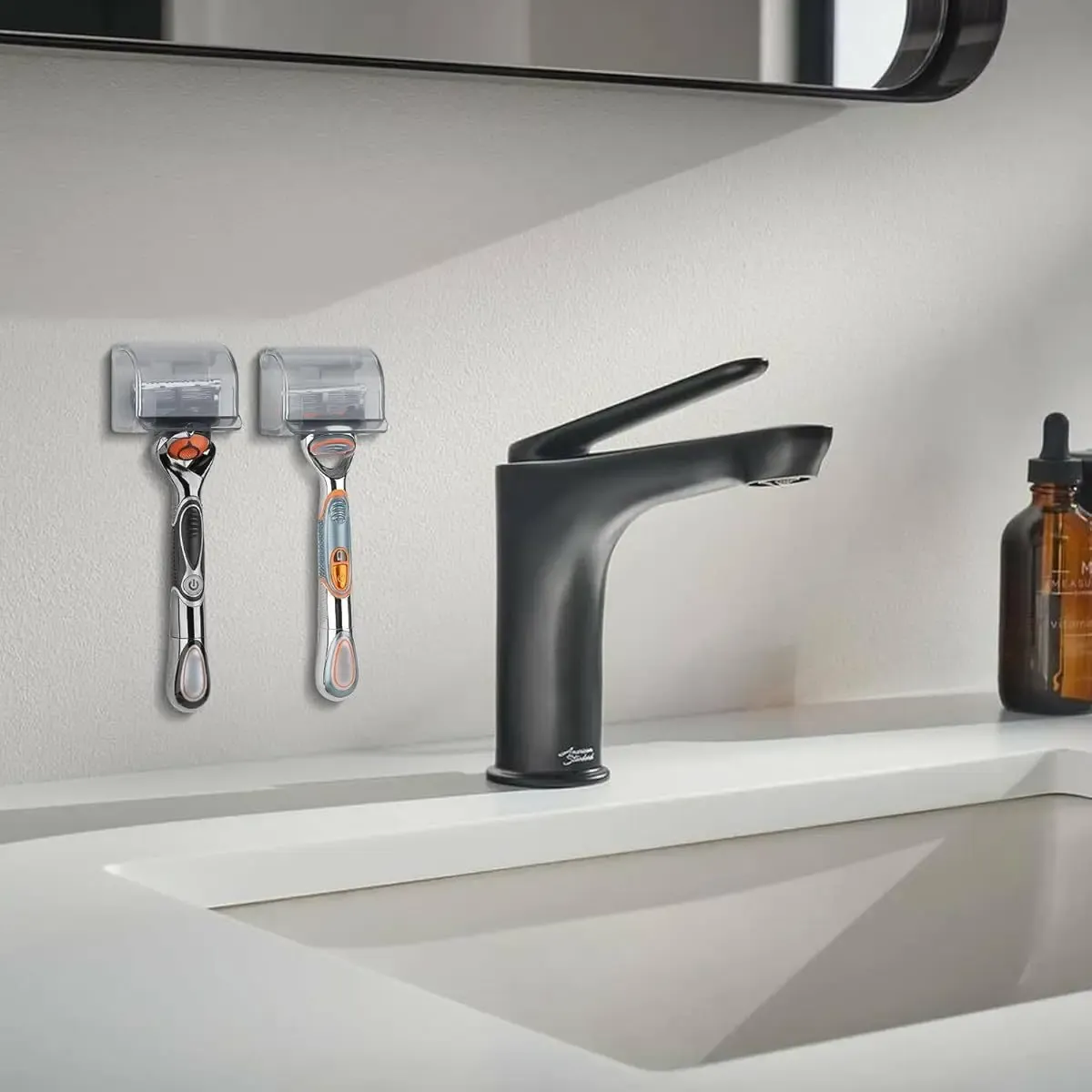 Support de rasoir installé au mur de la douche