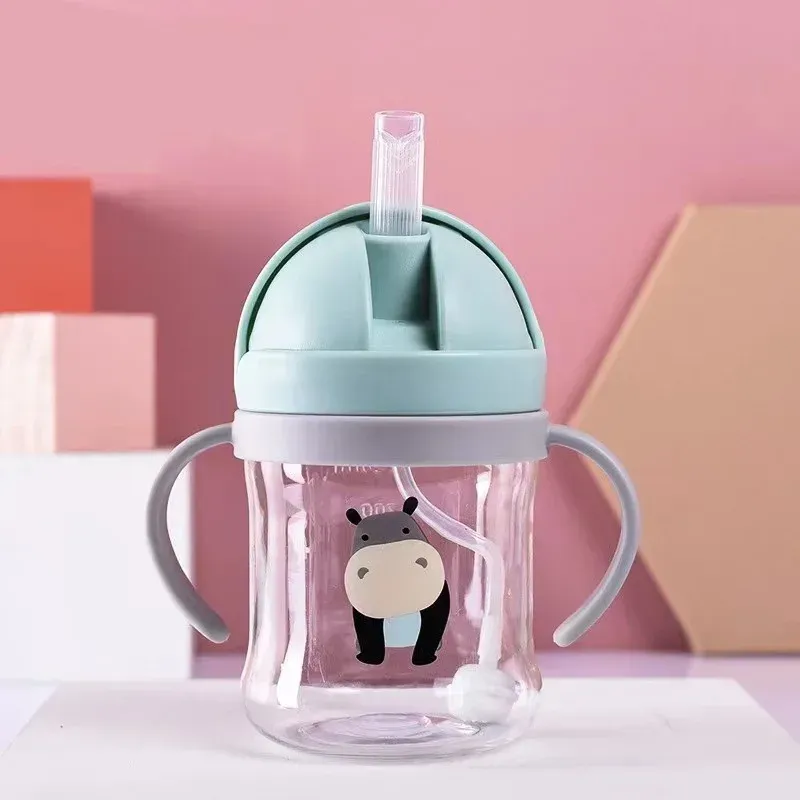 Tasse d'entraînement, vue des anses