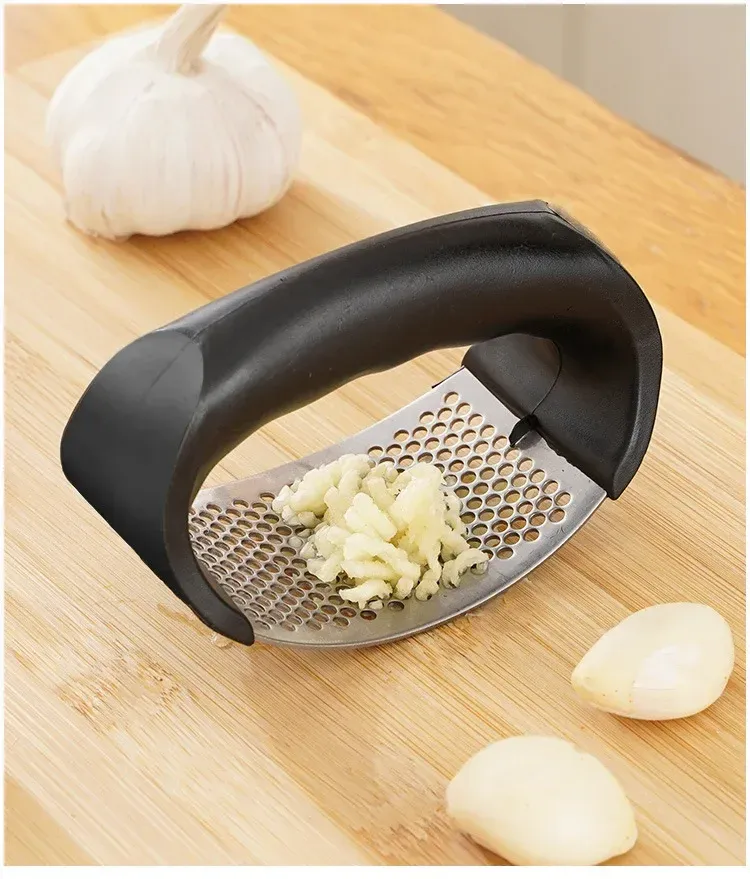Presse-ail en utilisation en cuisine