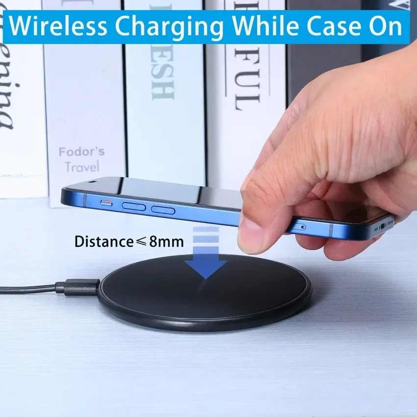 Chargeur sans fil rapide en usage sur un bureau