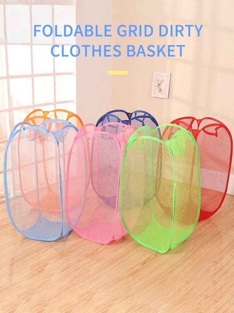 Panier à linge pliable rangé dans une chambre