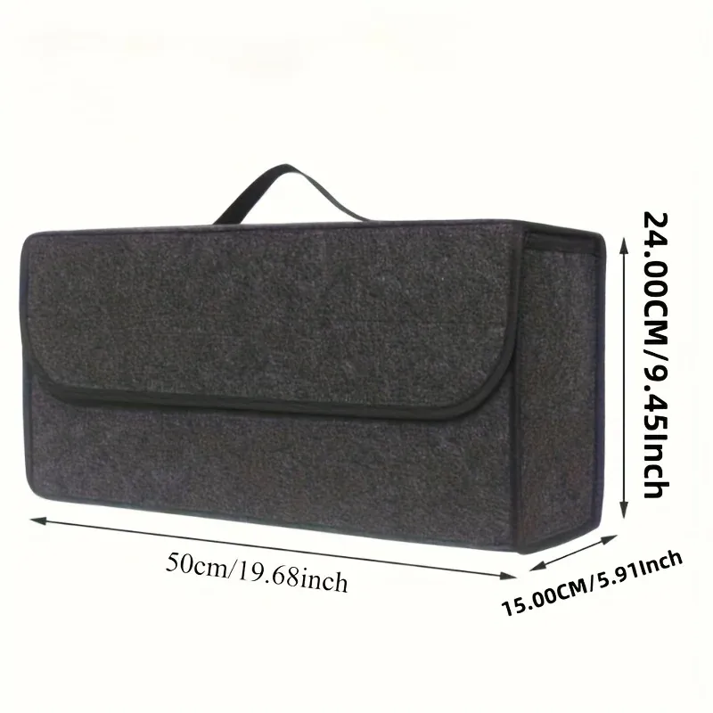 Rangement de coffre rempli d'accessoires du quotidien
