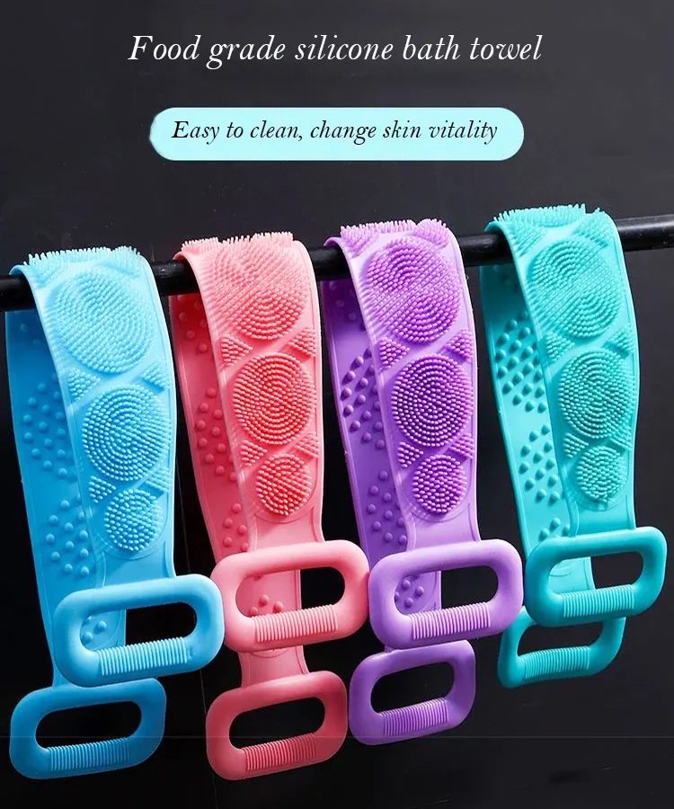 Brosse de bain en silicone en utilisation sous la douche