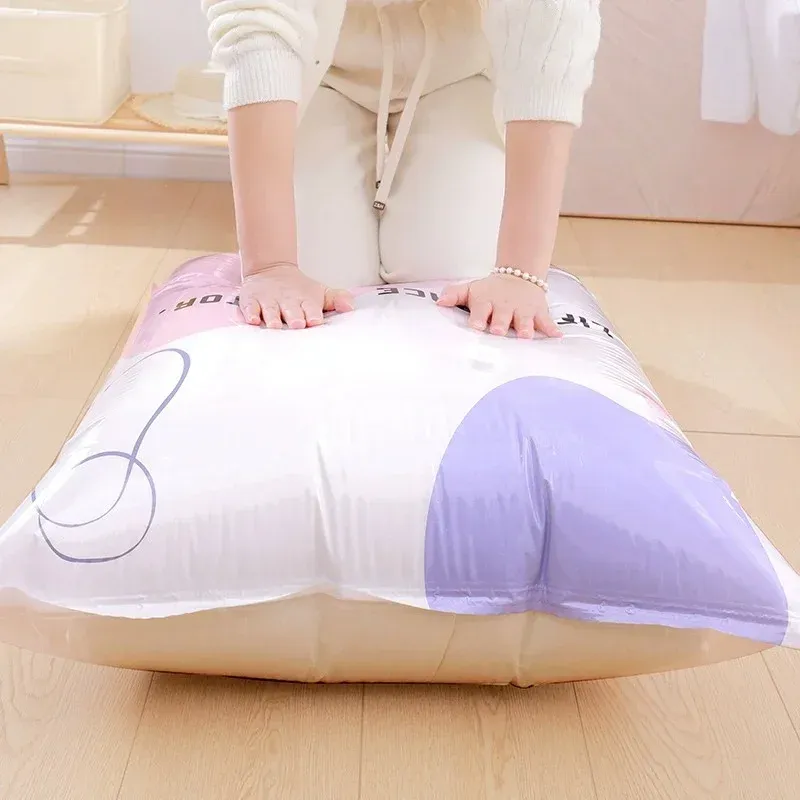 Vêtements compressés dans un sac de rangement