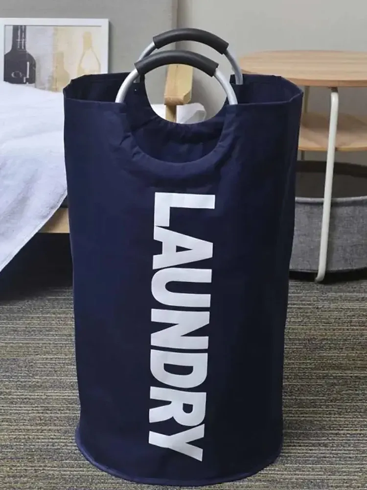 Panier à linge dans un intérieur moderne