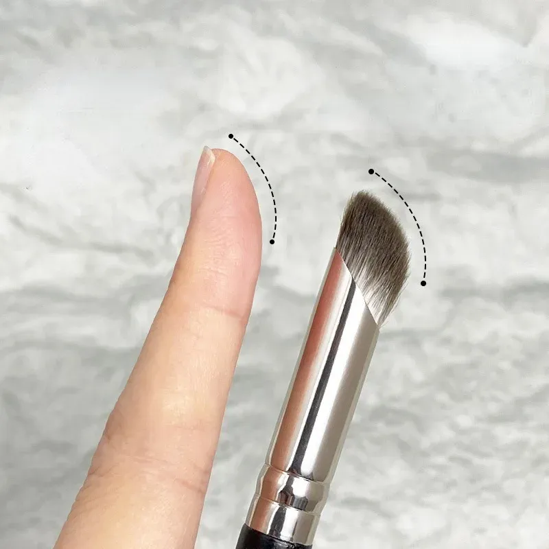 Pinceau anti-cernes en situation