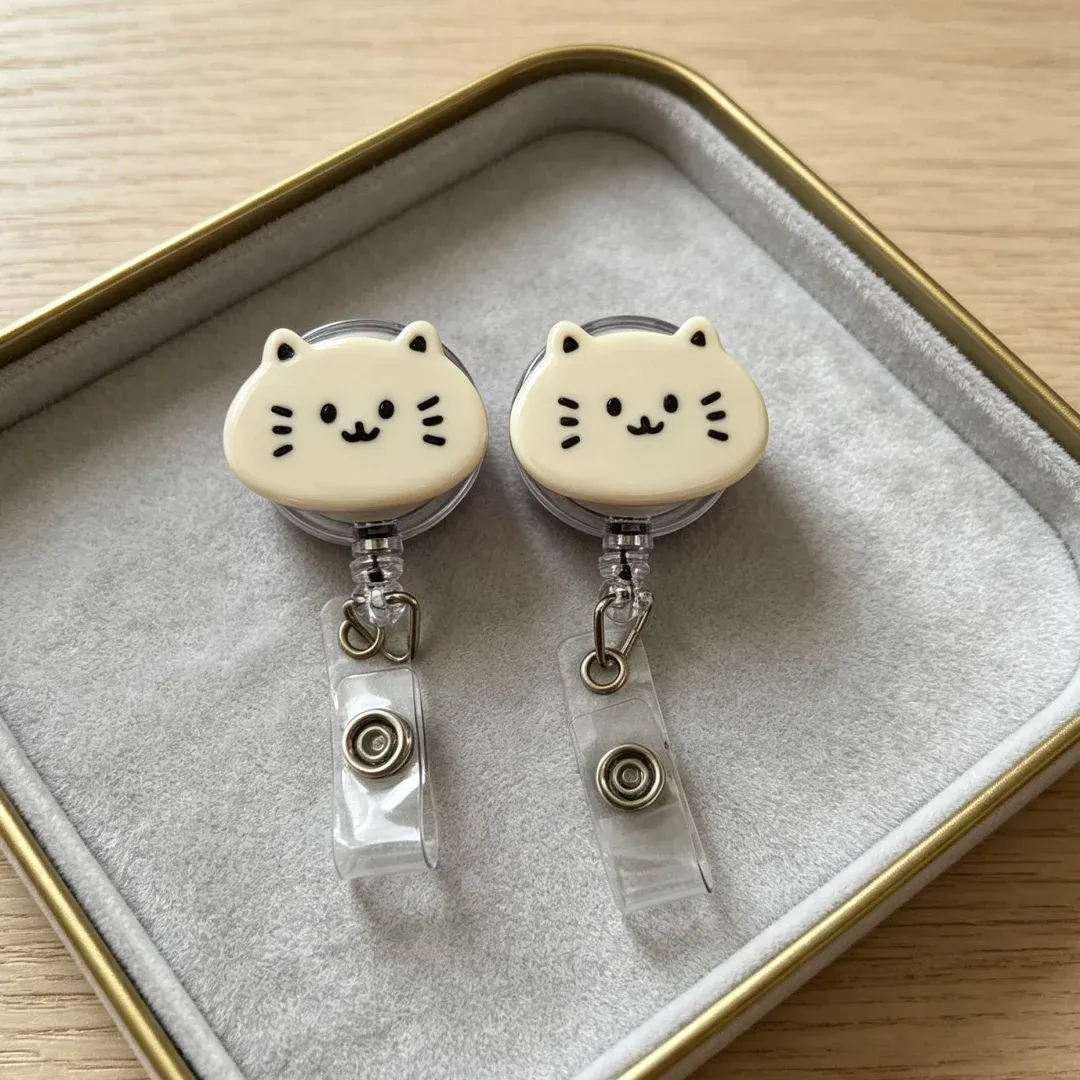 Porte-badge rétractable en forme de chat noir et blanc, lot de 2, accessoire anti-perte pour infirmières et étudiants, extensible et rétractable, idéal pour les cartes d'identité et badges 2