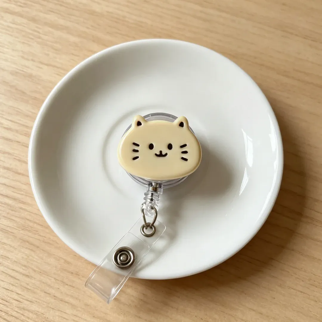 Porte-badge rétractable chat noir et blanc, finitions