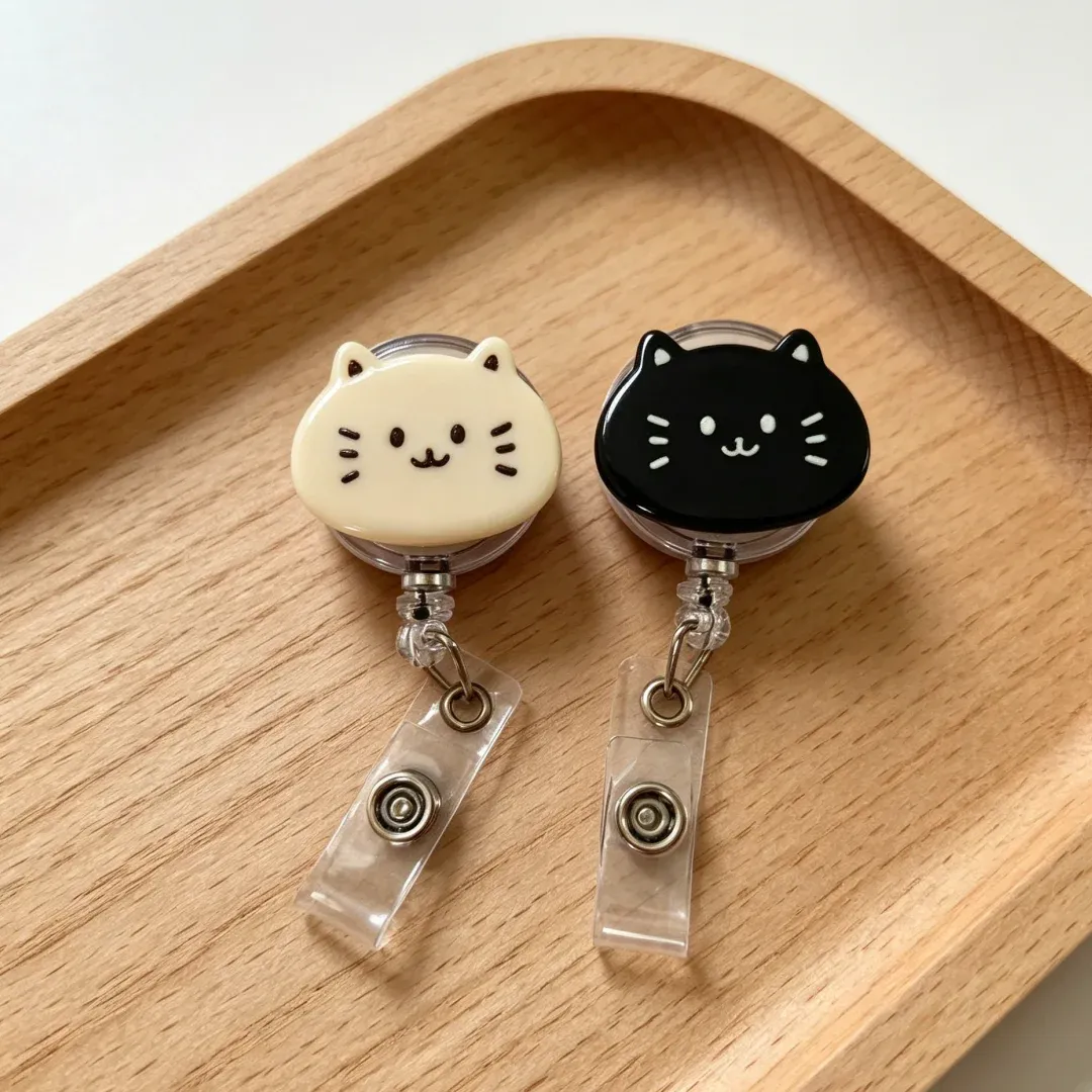 Détail du porte-badge chat noir et blanc