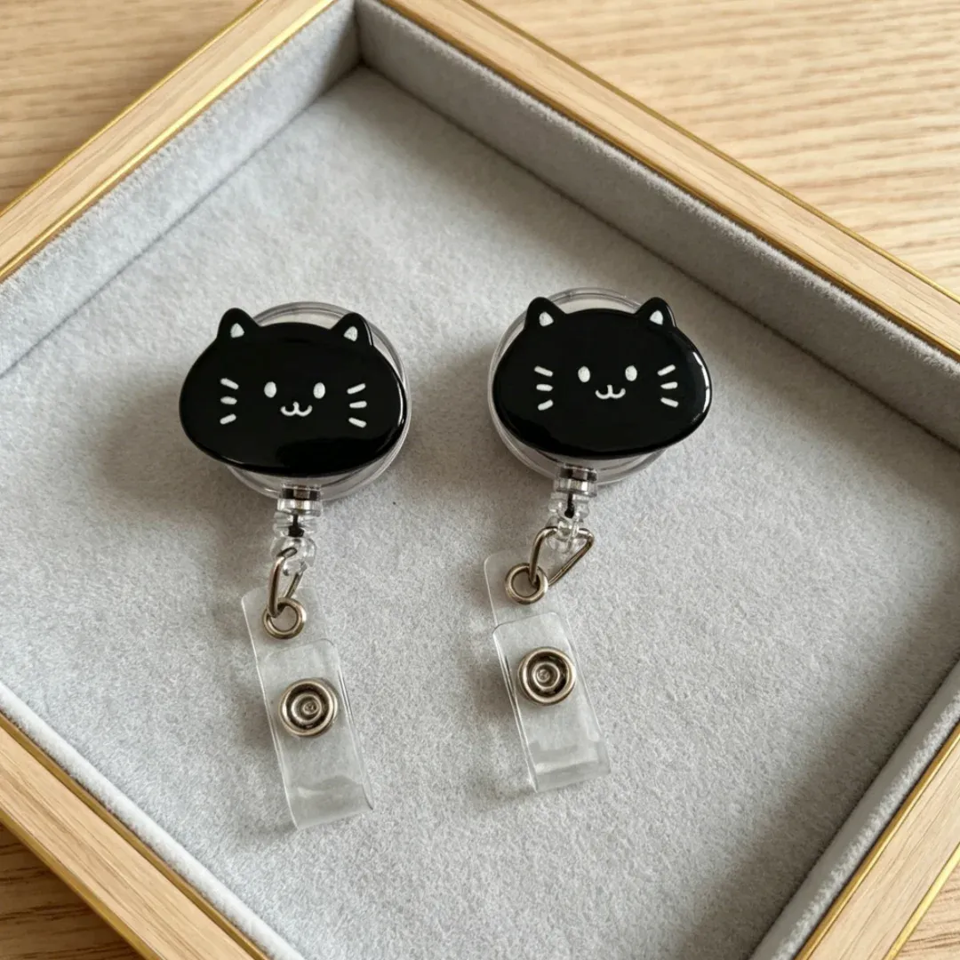 Porte-badge rétractable en forme de chat noir et blanc, lot de 2, accessoire anti-perte pour infirmières et étudiants, extensible et rétractable, idéal pour les cartes d'identité et badges 9